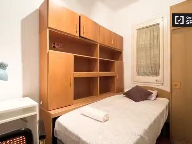 Encantador Se alquila habitación en La Sagrada Familia, Barcel.
