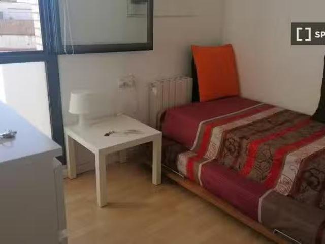Barato Se alquila habitación en piso compartido en La Trinitat.