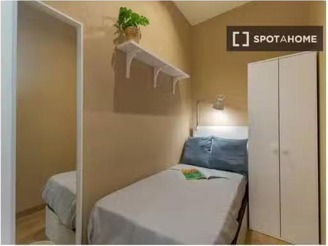 ¡Oferta! Se alquila habitación en piso compartido, la Dreta de.