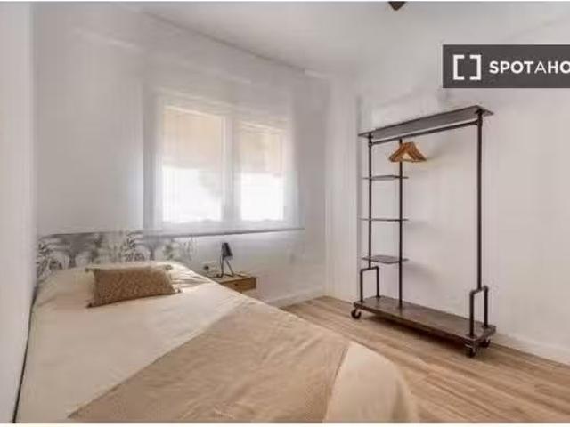 Nuevo Se alquila habitación en piso de 3 habitaciones en Granada