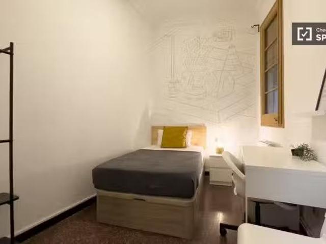 Bonito Se alquila habitación en piso de 7 habitaciones en Barc.