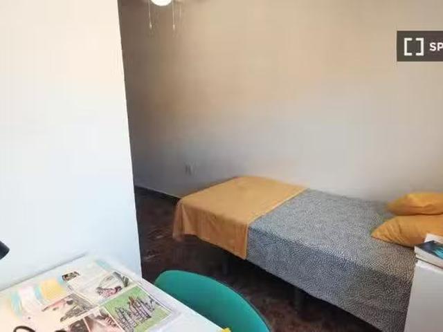 ¡Renta! Se alquila habitación en piso de 7 habitaciones en Pat.