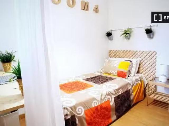 Encantador Se alquila habitación en piso de 4 dormitorios en A.