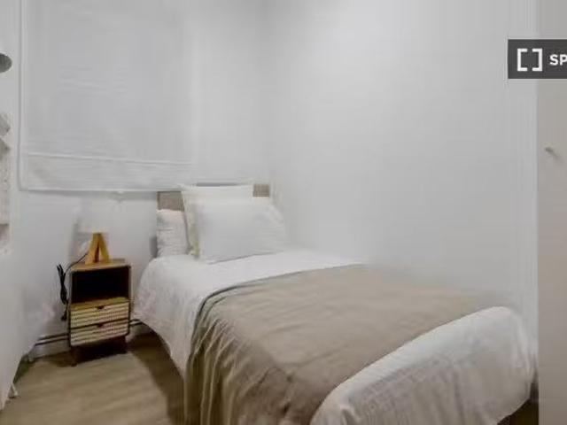 ¡Renta! Se alquila habitación en piso de 4 dormitorios en Atoc.
