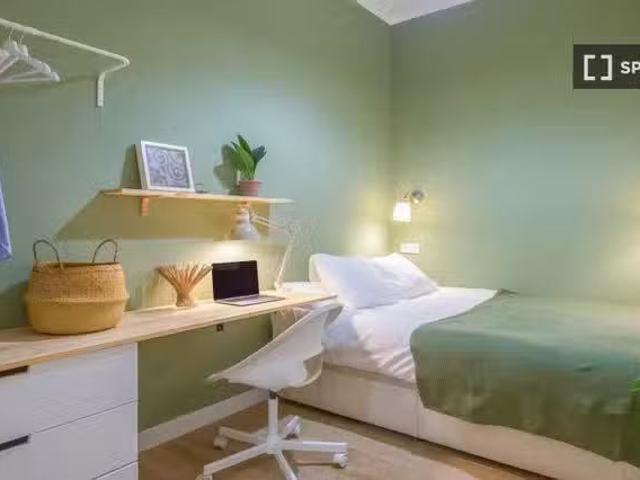 Bonito Se alquila habitación en piso de 4 dormitorios en Barce.