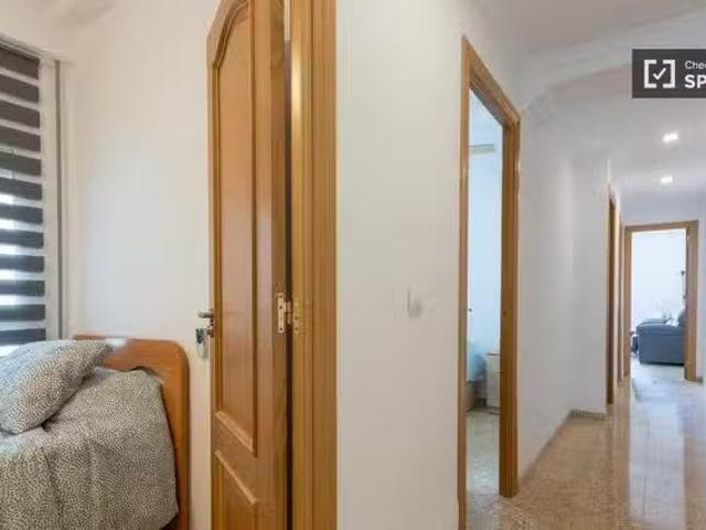 Acogedor Se alquila habitación en piso de 4 dormitorios en Bur.