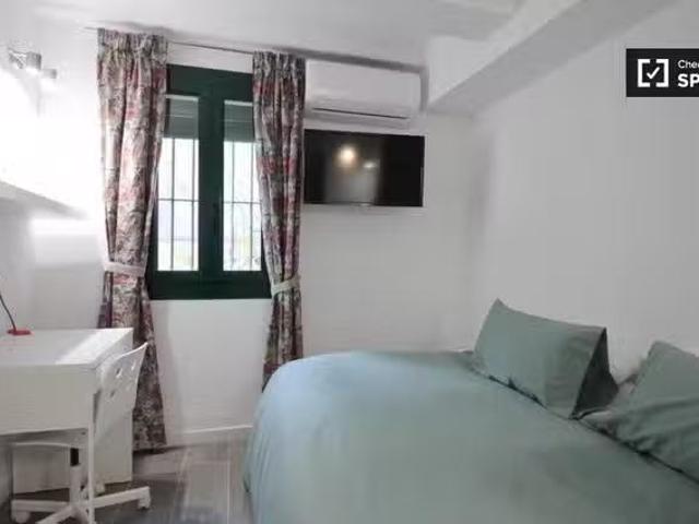 ¡En alquiler! Se alquila habitación en piso de 4 dormitorios e.
