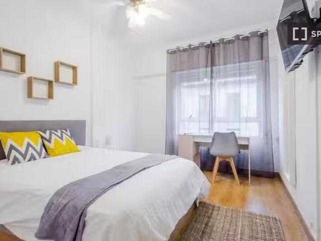 ¡Oferta! Se alquila habitación en piso de 4 dormitorios en Mad.
