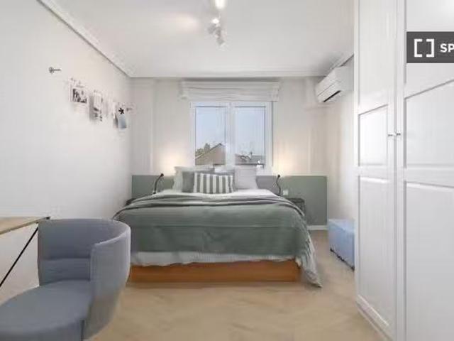 Bonito Se alquila habitación en piso de 4 habitaciones en Vale.