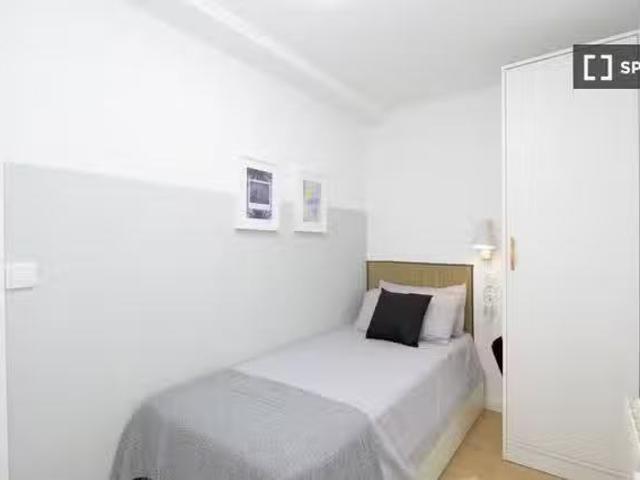 Bonito Se alquila habitación en piso de 5 dormitorios en Valen.