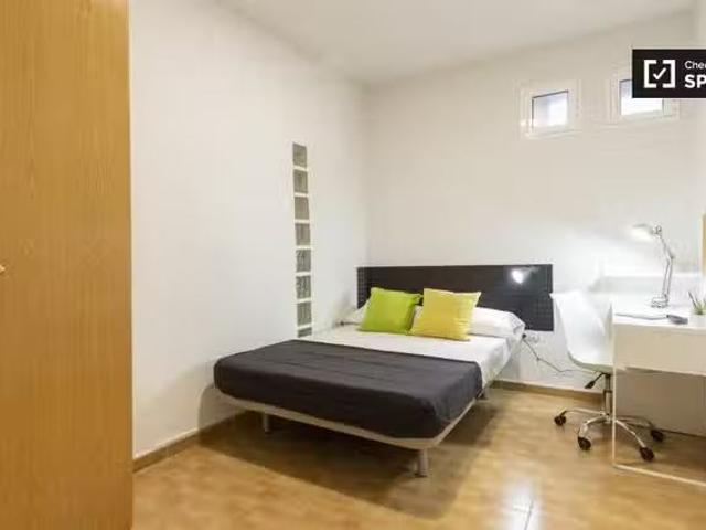 ¡En alquiler! Se alquila habitación en piso de 6 habitaciones.
