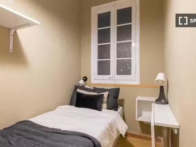 ¡Oferta! Se alquila habitación en piso de 6 habitaciones en Ba.