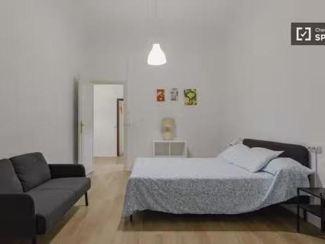 Barato Se alquila habitación en piso de 8 habitaciones en Vale.