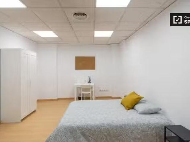 ¡Oferta! Se alquila habitación en piso de 8 habitaciones en Va.