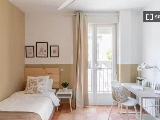 Barato Se alquila habitación en piso de 9 habitaciones en Madrid
