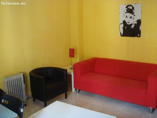 Bonito piso calle Nueva de la Virgen San Antón zona. Consta de 1 dormitorio, salón cocina y baño