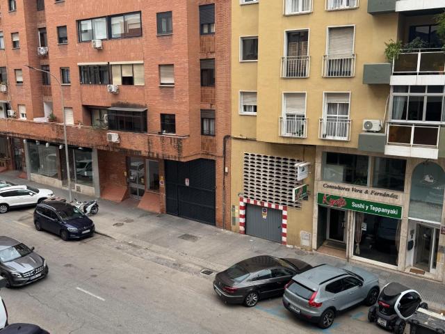Se alquila por larga temporada piso de 2 dormitorios a metros de Vialia !