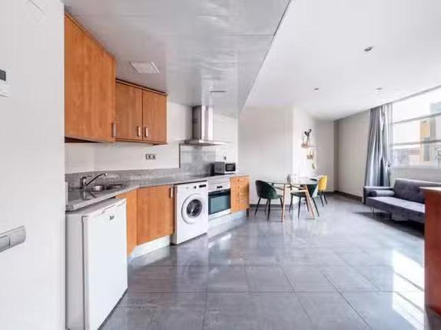 ¡En alquiler! Piso de 1 habitación en Carrer de Torres i Amat