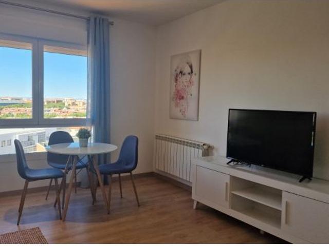 Bonito piso de un dormitorio, amueblado, calefacción, aire acondicionado, plaza de garaje y traster