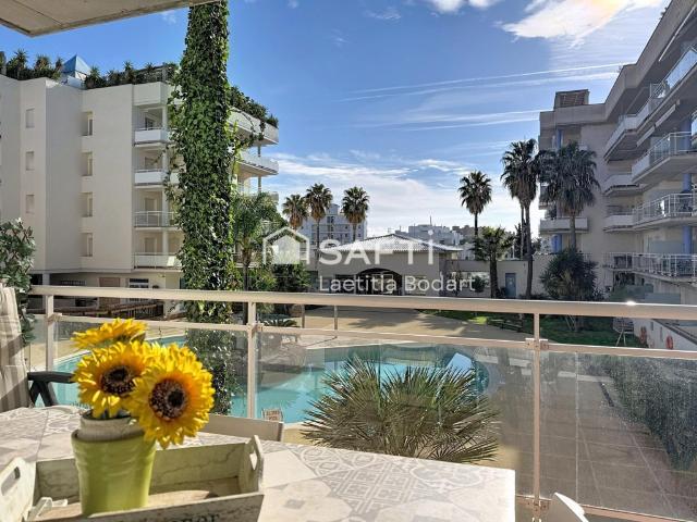 Bonito piso luminoso con terraza y vistas a la piscina – Residencial con piscina y jacuzzi