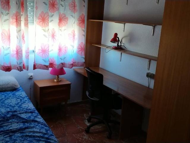 BONITO PISO PARA CHICAS ESTUDIANTES/PISCINA/JUNTO A TRAUMA/PLAZA DE TOROS