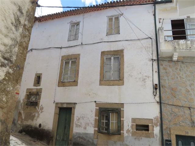 Bonita Casa tipicamente portuguesa, construída em Pedra de Granito, com um jardim privado de 209m² no centro da cidade de Idanha a Nova