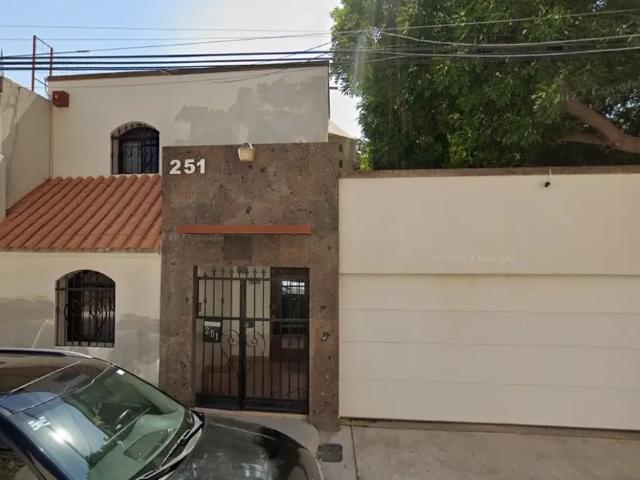 BONITA CASA UBICADA EN COLONIA CENTRO DE LOS MOCHIS SINALOA