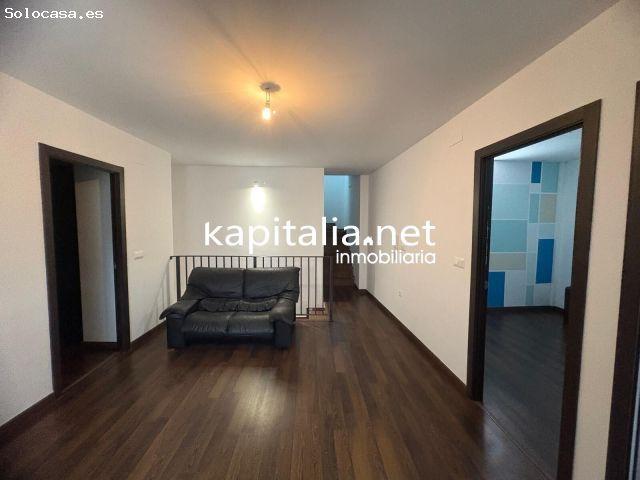 BONITA CASA A LA VENTA CON BAJO COMERCIAL Y PISO DUPLEX EN ADOR