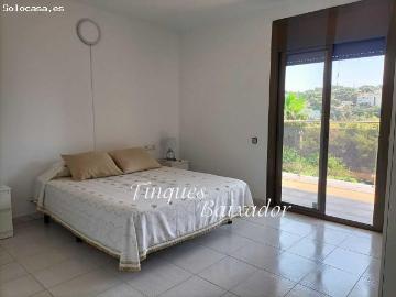 ¡BONITA CASA ADOSADA CON 3 HABITACIONES Y PISCINA COMUNITARIA!
