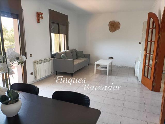 ¡BONITA CASA ADOSADA CON 3 HABITACIONES Y PISCINA COMUNITARIA!