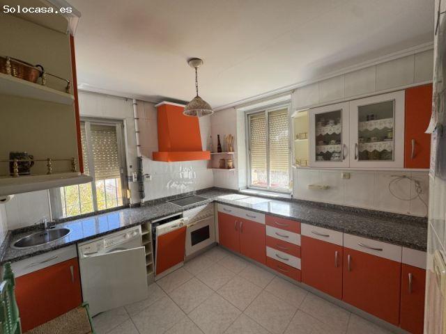 BONITA CASA CON DOS PISOS COMPLETOS Y PARCELA DE GRAN TAMAÑO