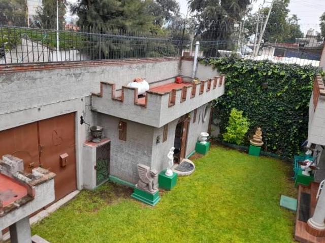 Bonita casa con jardín