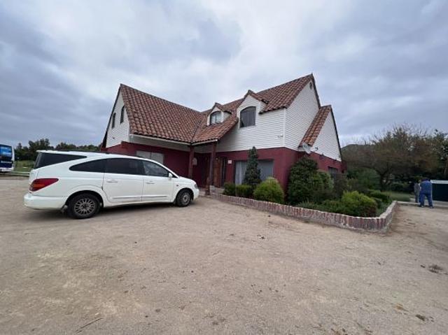 Bonita casa con piscina en terreno de 2,4 hectáreas