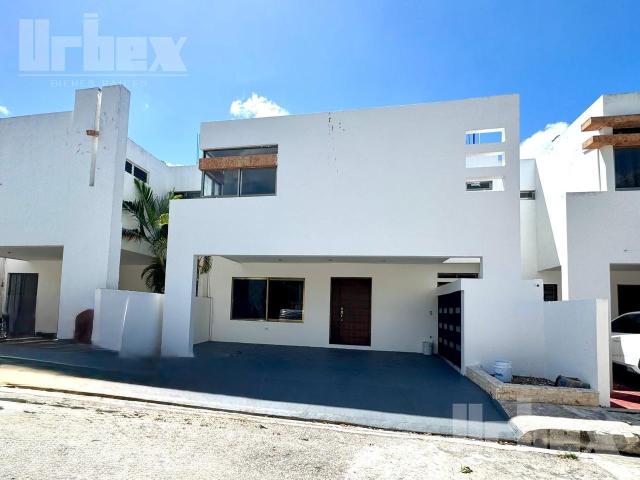 BONITA CASA DE DOS PISOS EN VENTA EN PRIVADA TAMARINDO, CAMPECHE