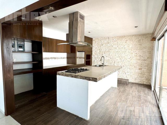BONITA CASA DE DOS PISOS EN VENTA EN PRIVADA TAMARINDO, CAMPECHE