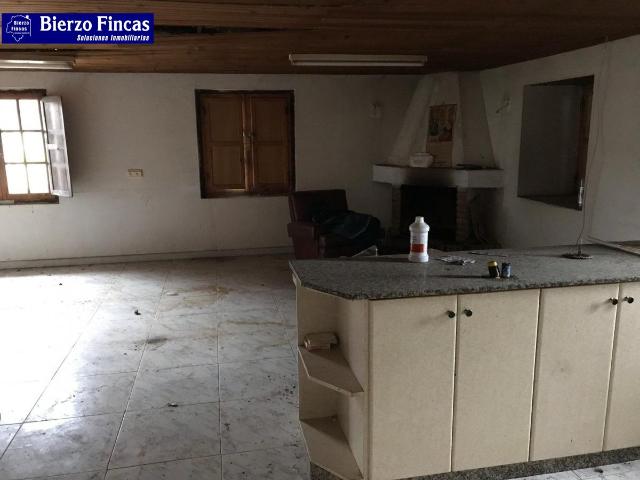 SE VENDE CASA DE PIEDRA EN SAN JUAN DE LA MATA ARGANZA