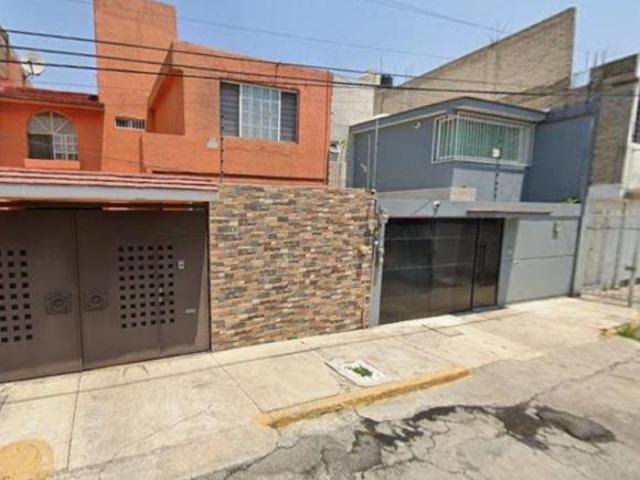 BONITA CASA EN UNA EXELENTE UBICACION CERCA DE ESCUELAS PARQUES HOSPITALES Y CENTROS COMERCIALES