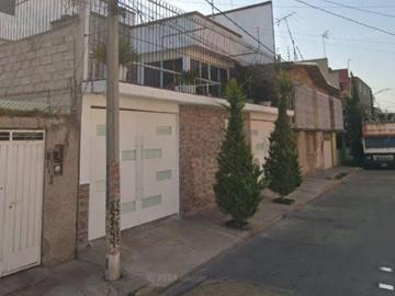 BONITA CASA EN UNA EXELENTE UBICACION CERCA DE ESCUELAS PARQUES Y HOSPITALES CENTROS COMERCIALES