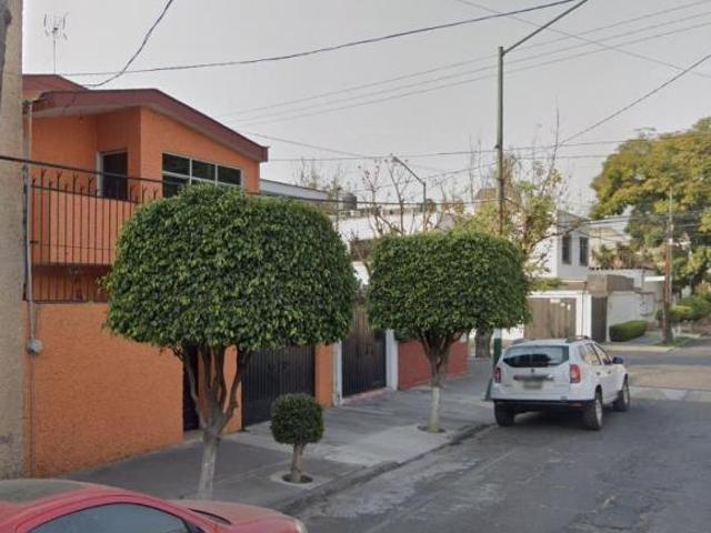 bonita casa en una exelente ubicacion cerca de escuelas parques y hospitales