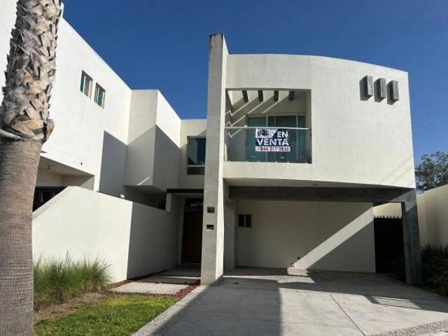 BONITA CASA EN ESQUINA EN FRACCIONAMIENTO PRIVADO VILLA CONTESSA