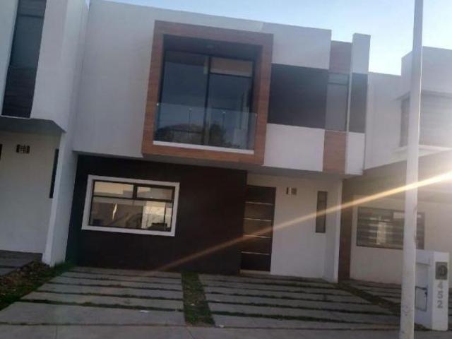 BONITA CASA EN RENTA