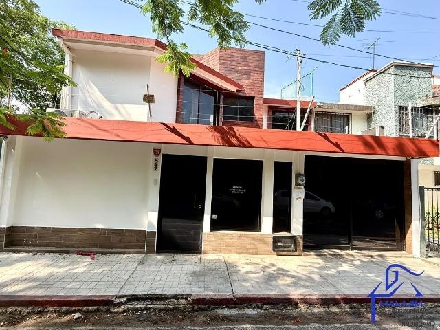 Bonita Casa Frente al Parque, 3 Habitaciones 2 1/2 Baños, Climatizada, en Renta