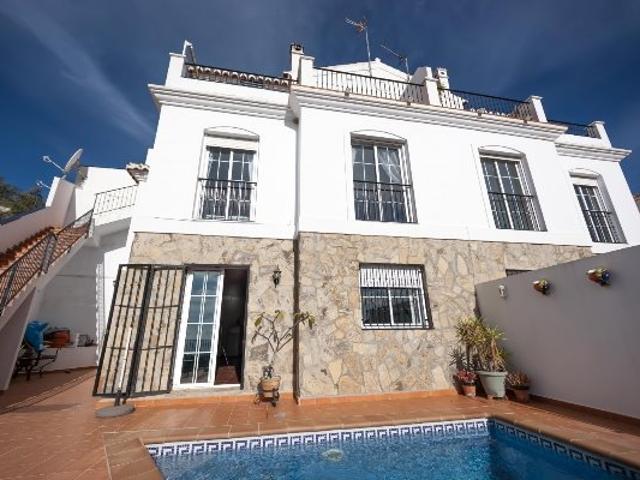Bonita casa luminosa y amplia. La casa hace esquina con dos. 160m² Frigiliana