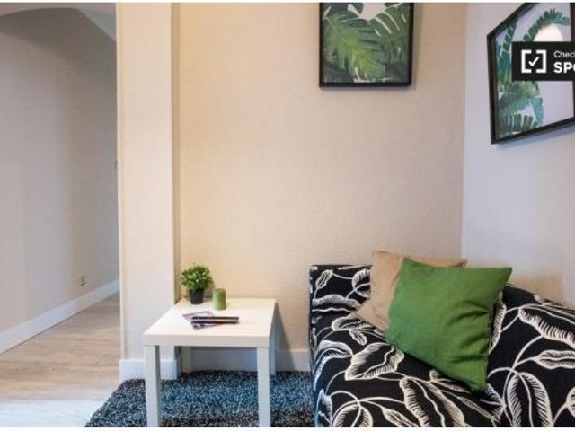 Bonita habitación con calefacción en un apartamento de 4 dormitorios, Indautxu