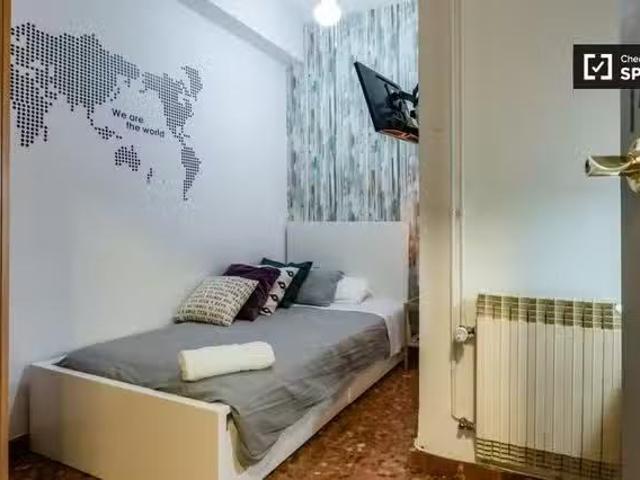 Bonita habitación en piso compartido por Eixample, Barcelona