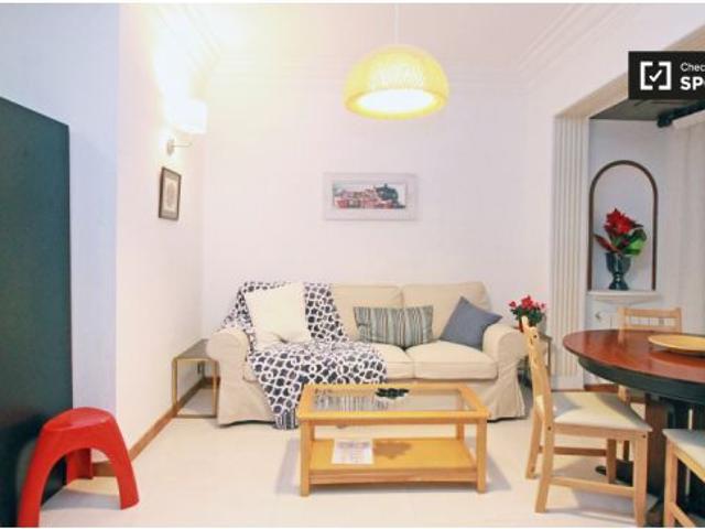 Bonita habitación en piso de 3 habitaciones con escritorio, Eixample