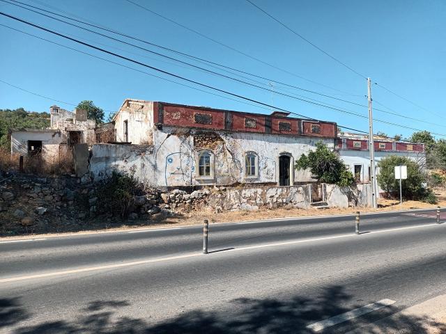 Bonita moradia típica Algarvia situada em São Sebastião Loulé para recuperar, com possibilidade de ampliar