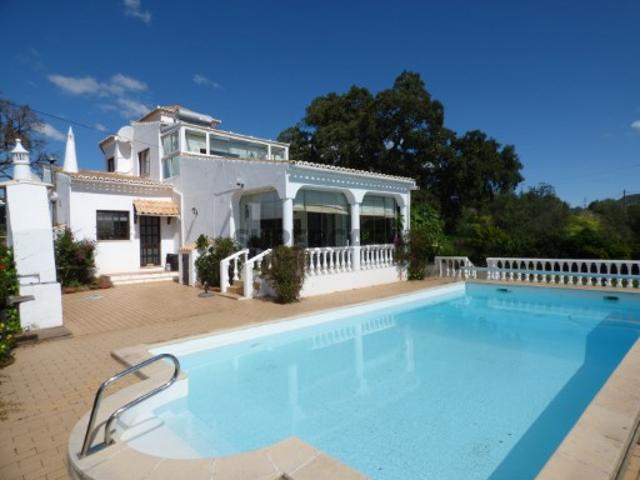 Bonita moradia de campo com 4 quartos e piscina, inserida num amplo terreno de 1.480 m², oferecendo vistas desafogadas sobre as montanhas, apenas a 15 min. Silves e a 10 min. de São Bartolomeu de Messines