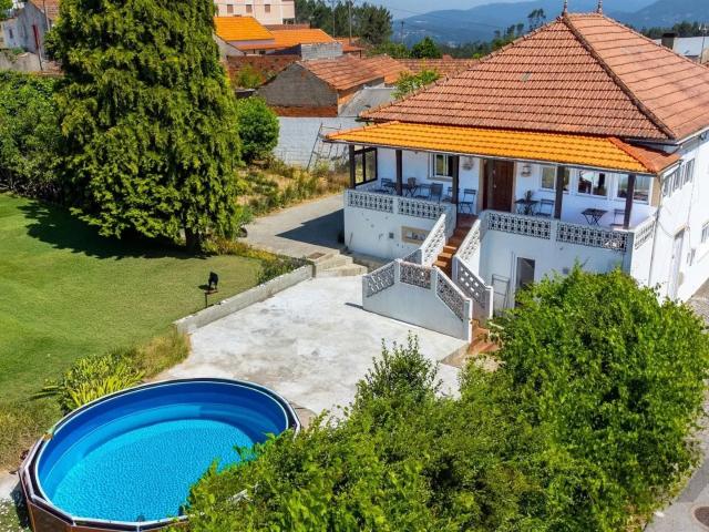 Bonita Moradia de Carácter com 2.730m² de Terreno no Centro. 198m² Arega