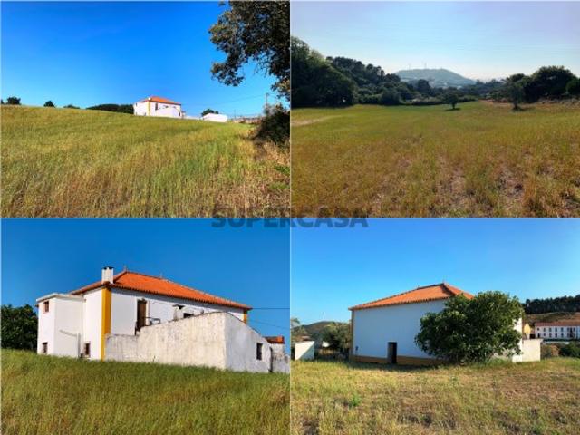 Bonita Quinta com moradia antiga com 2 pisos, terreno 10,789,00 m2, com muito sol Nascente / poente, sul, terra muito fértil, furo e poço, possibilidade de aumento da construção, 6 minutos da Malveira, 35 km de lisboa, 31 km do Aeroporto, acesso por autoestrada